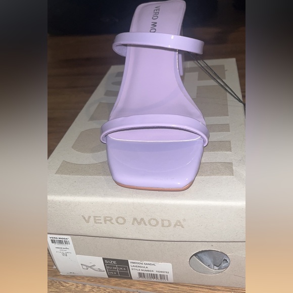 Purple sandal heels - Picture 3 of 3